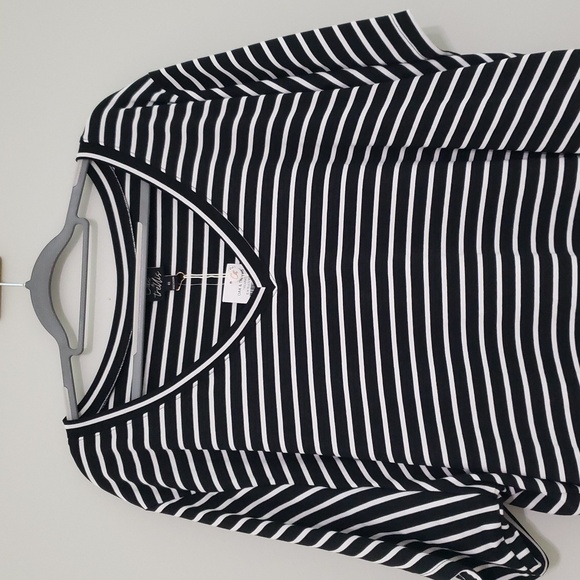 Plus Size NWT Women's Boxy Top 4X Black White Striped V-neck Casual Relaxed New - Picture 2 of 11